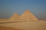 De piramide van Cheops (links) en Chefren in Egypte