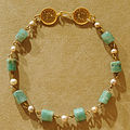 Goldene, byzantinische Halskette mit Perlen und Smaragden.