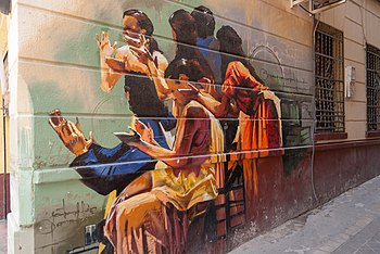 Graffiti na fasádě granadského domu s andaluskými ženami tleskajícími do rytmu flamenca