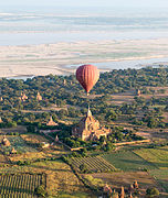Heißluftballon über Bagan, im Hintergrund der Irrawaddy, Dezember 2012
