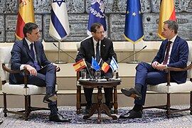 El presidente israelí Herzog con el primer ministro belga Alexander De Croo y el presidente español Pedro Sánchez, 23 de noviembre de 2023