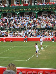 Goran Ivanišević et Mario Ančić jouant durant l'édition 2004 du tournoi du Queen's.