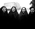 فتيات عراقيات يهوديات يرتدين عباءات ومعهنّ ملكة جمال العراق رينيه دنكور وشقيقتها عام 1947 م.