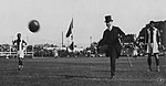 L'ambaixador dels Estats Units al Perú, Miles Poindexter, fa la sacada d'honor en el partit Perú vs Argentina, del campionat sud-americà de 1927 a Lima.