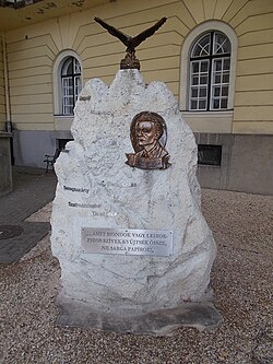 Dombormű egy fehér szikladarabon, Miskolc, Belváros, Városház tér 1.