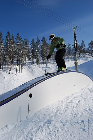 English: Skier on funbox in terrain park in Le...
