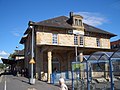 Bahnhof mit Empfangsgebäude