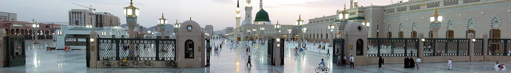 Panoramski pogled na Poslanikovu džamiju u Medini (Saudijska Arabija)