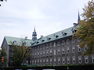 Keskustakampuksen opiskelija-asuntola on entinen nunnien asuntola (Grey Nuns Motherhouse).[6] Se toimii edullisena kesähotellina.[7]