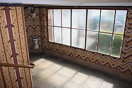 Intérieur du bâtiment : escalier menant à la passerelle.