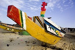 Piroge am Strand von Mboro