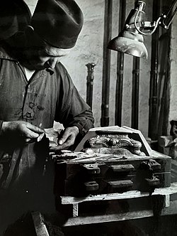 Metallgjuteri, bindstycksarbete, tillverkning av fot till ljusstake, Bröderna Malmströms Metallvarufabrik i Malmö (1946)