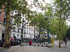 L'accès à la station, dans la rue Botzaris.