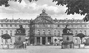 Neues Schloss mit richtig aufgestellten Standbildern, 1905.