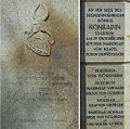 Gedenktafel von 1868 (links) und Text auf der Stauferstele von 2012 (rechts)