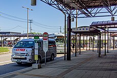 豊栄駅北口に停車する北区区バス（手前）、おらってのバス（奥）。2019年5月撮影。