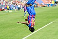 Obafemi Martins célébrant un but avec un saut périlleux.