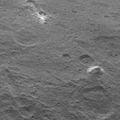 Vista da montaña rodeada por un terreo con pouco cráteres. Pódense ver manchas brillantes sobre Ceres, cara ás 11:00. O norte está cara abaixo.