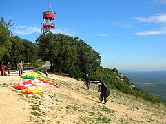 Parapentistes sur la piste orientale et tour de vigie des sapeurs-pompiers.