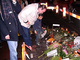 Bloemen op de plaats waar Theo van Gogh in 2004 werd vermoord