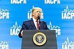 Президент Трамп выступил с речью на IACP (48974998508) .jpg