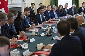 Rishi Sunak při vedení zasedání kabinetu v Downing Street č. 10 (říjen 2022)