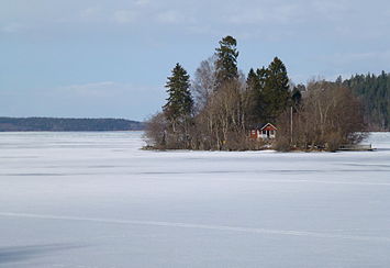Vänster: Norra Björkfjärden sedd norrut från norra spetsen av Adelsön. Höger: Södra Björkfjärden sedd norrut från Södertäljeviken.