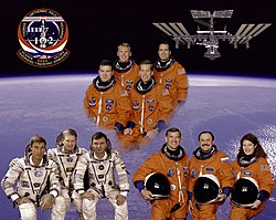 Besatzung der Space Shuttle-Mission STS-102 (oben), die Crew der ISS Expedition 1 (unten links) und die Crew der ISS Expedition 2 (unten rechts).