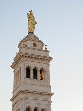 Campanário encimado pela estátua em ouro de Jesus.