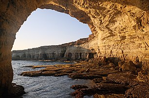 Grotte marine, au cap Greco (Chypre). (définition réelle 5 000 × 3 305)