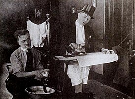 Билли Блетчер (слева, сидит) и Бобби Вернон[англ.] в фильме Short and Snappy (1921)
