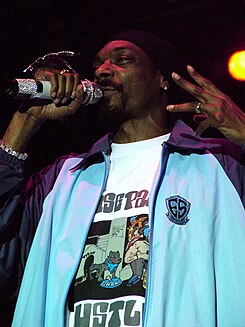 http://upload.wikimedia.org/wikipedia/commons/thumb/0/05/Snoop_Dogg_Live.jpg/245px-Snoop_Dogg_Live.jpg