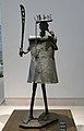 statue en métal figurant de manière stylisée un homme portant une épée, hauteur 168 centimètres
