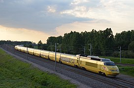 L'une des trois rames de TGV postal en France.