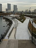 池のある公園西側