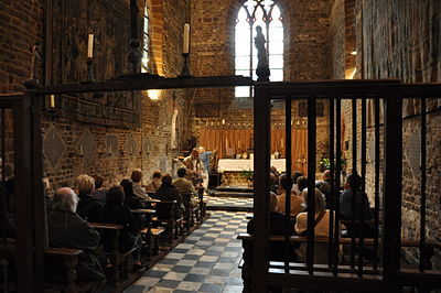 L'intérieur de la chapelle lors de la visite bisannuelle. Sur cette image on aperçoit très bien, encastrées dans les murs, les pierres tombales qui rappellent la mémoire des prieures et membres de la communauté religieuses enterrés dans l'enceinte du monastère aux XVIIe et XVIIIe siècles.