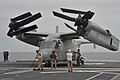 מטוס V-22 אוספריי מציג את כנפיו והרוטורים שלו במהלך פריסה, תיבת הכנף מסתובבת למצב טיסה ובתי המנוע מסתובבים לזווית שתאפשר פריסה של הפרופלורים.