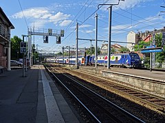 Rame tractée par une BB 27300 entrant en gare et se dirigeant vers Paris-Saint-Lazare.