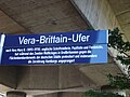 La plaque d’une promenade porte le nom de Vera Brittain à Hambourg-Hammerbrook.