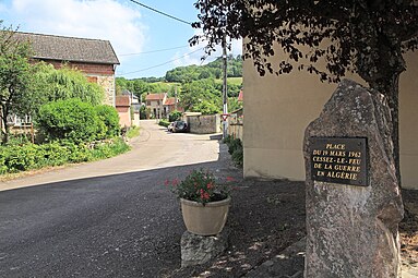 Place nommée en souvenir de la guerre d'Algérie.