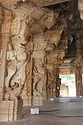 Pilares yali de un mantapa en el templo Vittala, Hampi