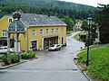 Das Zentrum; Von links: Heilbrunnen, Kaufhaus, hinten der Gasthof, Kriegerdenkmal, Weg zur Kirche