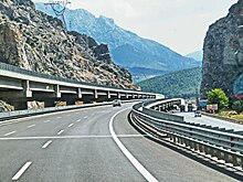 Moderne Taurus-Autobahn O-21 neben der Staatsstraße D750 südöstlich von Çiftehan.