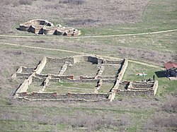 Останки от крепоста «Калето» основи от далеч.jpg