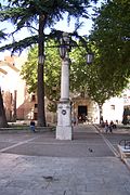 Estructura con farola instalada en el centro de la plaza. Antes se ubicaba en la plaza de Fuente Dorada