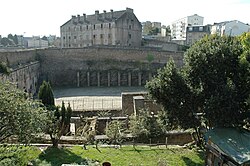 Rue Saint-Malo, le terrain de la Madeleine et la prison de Pontaniou.