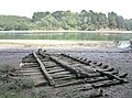 Épave à l'abandon sur la rive droite de la Laïta à proximité de l'anse de Stervilin (en amont du Pouldu).