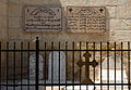 Tombes contre le mur de l'église