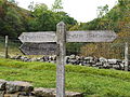 Wegzeichen in Keld an der Kreuzung mit dem Coast to Coast Walk (ohne Wegzeichen, Bridleway rechts)