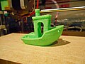 3DBenchy na špatně zkalibrované tiskárně